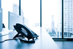 Telefonuje na biurku z dużym nadokiennym miasto widokiem nowoczesne urzędu obrazy stock Telefonuje na biurku z dużym nadokiennym miasto widokiem nowoczesne urzędu obrazy stock