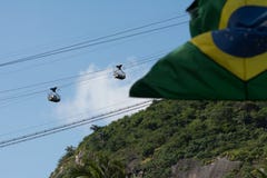 Teleférico do naco de açúcar e bandeira brasileira foto de stock Teleférico do naco de açúcar e bandeira brasileira foto de stock