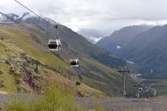 Teleférico en las montañas de Kabardino-Balkaria imágenes de archivo libres de regalías Teleférico en las montañas de Kabardino-Balkaria imágenes de archivo libres de regalías