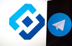 Telegrambudbärare och det Roskomnadzor emblemet arkivbilder Telegrambudbärare och det Roskomnadzor emblemet arkivbilder