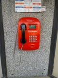 Telephon vermelho da rua na caixa de chamada pública fotografia de stock royalty free Telephon vermelho da rua na caixa de chamada pública fotografia de stock royalty free