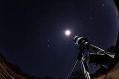 Telescópio sobre o céu noturno com estrelas e lua fotos de stock Telescópio sobre o céu noturno com estrelas e lua fotos de stock