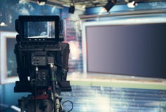 Televisiestudio met camera en lichten - het NIEUWS van opnametv stock foto Televisiestudio met camera en lichten - het NIEUWS van opnametv stock foto