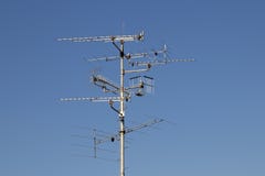 Televisionantenner med bakgrund f?r bl? himmel arkivfoton Televisionantenner med bakgrund f?r bl? himmel arkivfoton