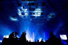 Telewizji transmisja kamerzystą podczas koncerta Kamera z operatorem jest na wysokiej platformie fotografia royalty free Telewizji transmisja kamerzystą podczas koncerta Kamera z operatorem jest na wysokiej platformie fotografia royalty free