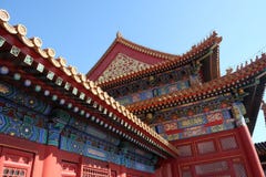 Telhado telhado e fachada decorados com um teste padrão chinês Palácio na cidade proibida, Beijing Foto de Stock Royalty Free Telhado telhado e fachada decorados com um teste padrão chinês Palácio na cidade proibida, Beijing Foto de Stock Royalty Free