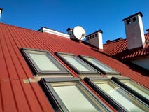 Telhado telhado vermelho da casa com janelas do s?t?o Telhando a constru??o, a instala??o da janela, conceito moderno da arquitet imagem de stock Telhado telhado vermelho da casa com janelas do s?t?o Telhando a constru??o, a instala??o da janela, conceito moderno da arquitet imagem de stock