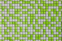 Telhas coloridas verdes e brancas do fundo do mosaico fotografia de stock royalty free Telhas coloridas verdes e brancas do fundo do mosaico fotografia de stock royalty free