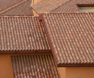 Telhas dos tijolos e de telhado imagens de stock Telhas dos tijolos e de telhado imagens de stock