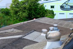 Telhe o ventilador, fã giratório, ventilação na construção fotos de stock Telhe o ventilador, fã giratório, ventilação na construção fotos de stock
