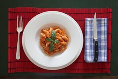 Teller von italienischen Teigwaren kleidete mit Tomatensauce an lizenzfreie stockbilder Teller von italienischen Teigwaren kleidete mit Tomatensauce an lizenzfreie stockbilder