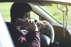 Teléfono de la mano del hombre en coche imagen de archivo libre de regalías Teléfono de la mano del hombre en coche imagen de archivo libre de regalías