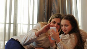 Teléfono de la ojeada del ocio de la familia del cuidado del amor de madre almacen de video Teléfono de la ojeada del ocio de la familia del cuidado del amor de madre almacen de video