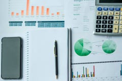 Teléfono elegante, pluma, informe financiero, calculadora con la carta del gráfico imágenes de archivo libres de regalías Teléfono elegante, pluma, informe financiero, calculadora con la carta del gráfico imágenes de archivo libres de regalías