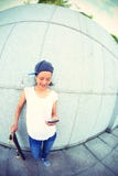 Teléfono móvil joven del uso del monopatín fotografía de archivo Teléfono móvil joven del uso del monopatín fotografía de archivo