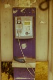 Teléfono público viejo fuera de servicio en la ciudad fotos de archivo Teléfono público viejo fuera de servicio en la ciudad fotos de archivo