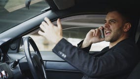 Teléfono que jura y que habla del hombre de negocios subrayado mientras que se sienta dentro del coche al aire libre Fotos de archivo libres de regalías Teléfono que jura y que habla del hombre de negocios subrayado mientras que se sienta dentro del coche al aire libre Fotos de archivo libres de regalías