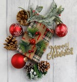 Tema de la Navidad en el fondo de madera blanco con el espacio para el texto imágenes de archivo libres de regalías Tema de la Navidad en el fondo de madera blanco con el espacio para el texto imágenes de archivo libres de regalías