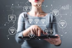 Tema de WiFi com a mulher que usa uma tabuleta imagens de stock Tema de WiFi com a mulher que usa uma tabuleta imagens de stock