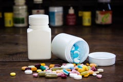 Tema della farmacia, pillole della capsula con l'antibiotico della medicina in pacchetti immagine stock libera da diritti Tema della farmacia, pillole della capsula con l'antibiotico della medicina in pacchetti immagine stock libera da diritti