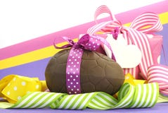 Tema feliz colorido da Páscoa do tema cor-de-rosa, amarelo e roxo com ovo e caixa de presente de chocolate imagem de stock Tema feliz colorido da Páscoa do tema cor-de-rosa, amarelo e roxo com ovo e caixa de presente de chocolate imagem de stock