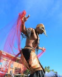 Tempe, Аризона: Эстрадный артист улицы в костюме марди Гра стоковые фотографии rf Tempe, Аризона: Эстрадный артист улицы в костюме марди Гра стоковые фотографии rf