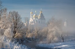 Tempel, Kathedrale, Kreuz, Orthodoxie, Ikonen, Haube, Winter, Schnee lizenzfreie stockbilder Tempel, Kathedrale, Kreuz, Orthodoxie, Ikonen, Haube, Winter, Schnee lizenzfreie stockbilder