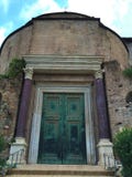 Tempel van Romulus - het Forum was het centrum van het leven van dag tot dag in Rome stock foto Tempel van Romulus - het Forum was het centrum van het leven van dag tot dag in Rome stock foto