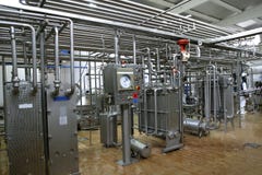 Temperaturüberwachungventile und -rohre in der Molkereiproduktionsfabrik stockfotografie Temperaturüberwachungventile und -rohre in der Molkereiproduktionsfabrik stockfotografie