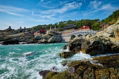 Tempio di Haedong Yonggungsa Busan, il Sud Corea fotografia stock libera da diritti Tempio di Haedong Yonggungsa Busan, il Sud Corea fotografia stock libera da diritti