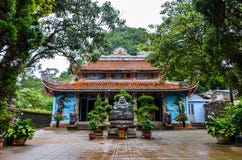 Tempio nel Vietnam/vicino alla baia di lunghezza dell'ha fotografie stock libere da diritti Tempio nel Vietnam/vicino alla baia di lunghezza dell'ha fotografie stock libere da diritti