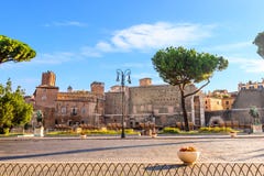 The Temple of Mars Ultor in the Forum of Augustus and the Forum of Nerva with the statues stock photography The Temple of Mars Ultor in the Forum of Augustus and the Forum of Nerva with the statues stock photography