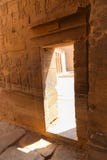 Templo Aswan de Philae da janela, Egito imagens de stock Templo Aswan de Philae da janela, Egito imagens de stock