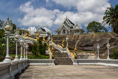 Templo blanco de Wat Kaew Korawaram en la ciudad de Krabi imagen de archivo Templo blanco de Wat Kaew Korawaram en la ciudad de Krabi imagen de archivo