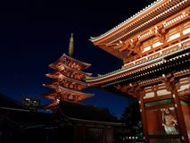 Templo budista de Sensoji en Asakusa Tokio iluminada por noche imagen de archivo Templo budista de Sensoji en Asakusa Tokio iluminada por noche imagen de archivo