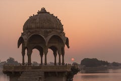 Templo de Gadi Sagar en el lago Gadisar imagenes de archivo Templo de Gadi Sagar en el lago Gadisar imagenes de archivo