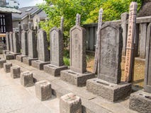 Templo de Sengakuji, Tokio, Japón, sepulcros de 47 Ronins fotos de archivo libres de regalías Templo de Sengakuji, Tokio, Japón, sepulcros de 47 Ronins fotos de archivo libres de regalías