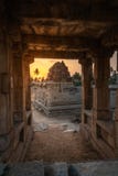 templo del achyutaraya en el karnakata la India del hampi en la salida del sol con vertical de la opinión de cielo nublado de una foto de archivo libre de regalías templo del achyutaraya en el karnakata la India del hampi en la salida del sol con vertical de la opinión de cielo nublado de una foto de archivo libre de regalías