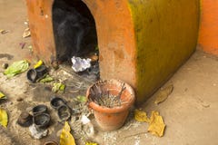 Templo hindu gasto amarelo antigo com ofertas e as varas de fumo do incenso imagens de stock Templo hindu gasto amarelo antigo com ofertas e as varas de fumo do incenso imagens de stock