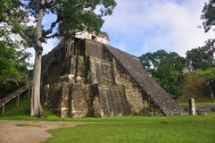 Templo II, plaza de mamie chez Tikal, Guatemala photographie stock Templo II, plaza de mamie chez Tikal, Guatemala photographie stock