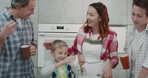 Tempo de café da manhã para uma família bonita que cozinha junto, fazendo panquecas video estoque Tempo de café da manhã para uma família bonita que cozinha junto, fazendo panquecas video estoque