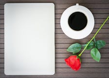 Tempo del caffè con il computer portatile, tazza di caffè, rosa rossa fotografie stock Tempo del caffè con il computer portatile, tazza di caffè, rosa rossa fotografie stock