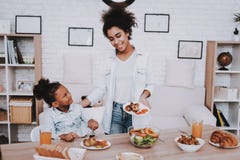 Tempo della famiglia con la bella ragazza La gente del mulatto fotografia stock libera da diritti Tempo della famiglia con la bella ragazza La gente del mulatto fotografia stock libera da diritti