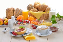 Tempo di prima colazione fotografia stock libera da diritti Tempo di prima colazione fotografia stock libera da diritti