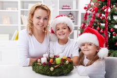 Tempo do Natal - família com grinalda do advento imagem de stock Tempo do Natal - família com grinalda do advento imagem de stock