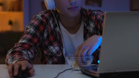 Temps de dépense d'élève de lycée en ligne la nuit, jouant le jeu vidéo sur l'ordinateur portable banque de vidéos Temps de dépense d'élève de lycée en ligne la nuit, jouant le jeu vidéo sur l'ordinateur portable banque de vidéos