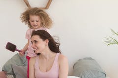 Temps de famille Mère et fille Image libre de droits Temps de famille Mère et fille Image libre de droits