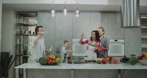 Temps de famille pour de beaux quatre membres dans la la cuisine moderne faisant des bulles et avoir une bonne humeur heureuse 4K clips vidéos Temps de famille pour de beaux quatre membres dans la la cuisine moderne faisant des bulles et avoir une bonne humeur heureuse 4K clips vidéos