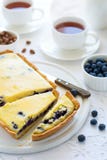 Temps de thé Gâteau au fromage fait maison de myrtille, tasses de thé, écrous et baie photo libre de droits Temps de thé Gâteau au fromage fait maison de myrtille, tasses de thé, écrous et baie photo libre de droits