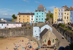 Tenby-Stadt Pembrokeshire Wales Großbritannien im Sommer mit Touristen und Besucher und blauer Himmel Tenby-Stadt Pembrokeshire Wales Großbritannien im Sommer mit Touristen und Besucher und blauer Himmel